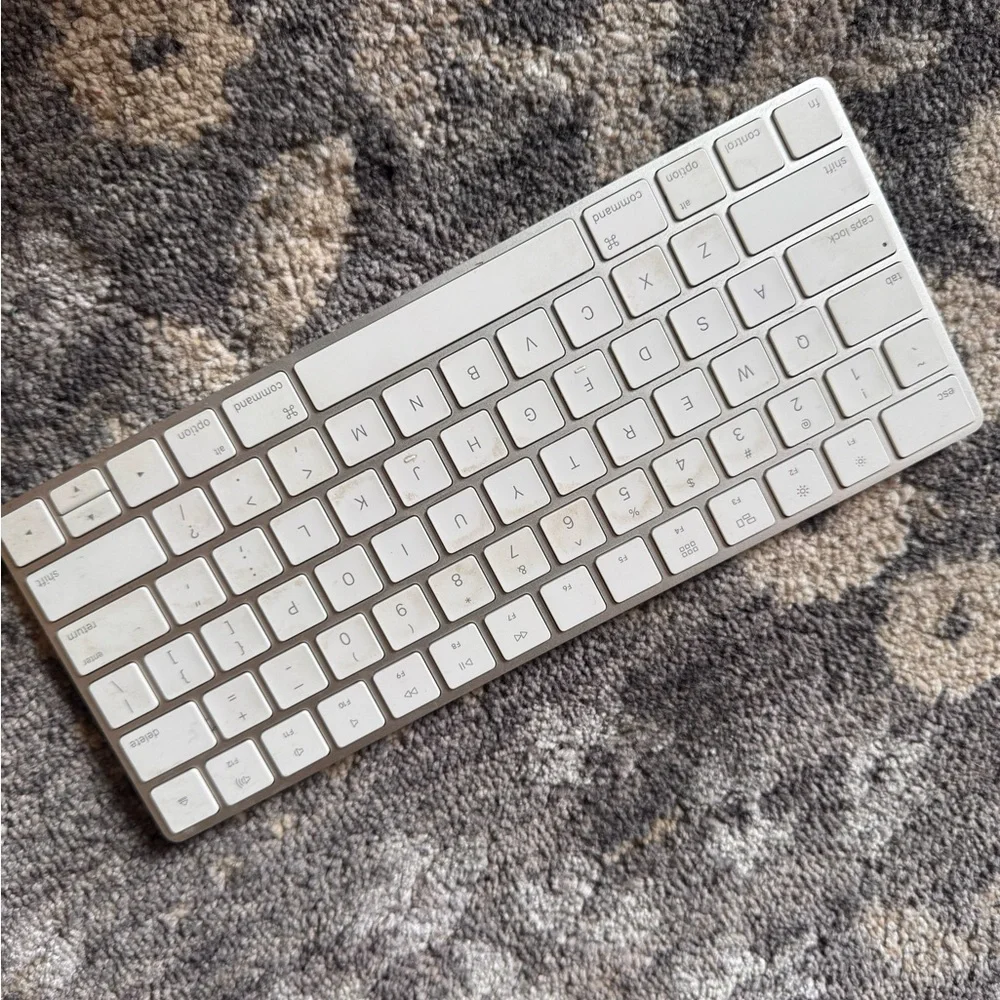 Apple White Wireless Keyboard USB C Bluetooth